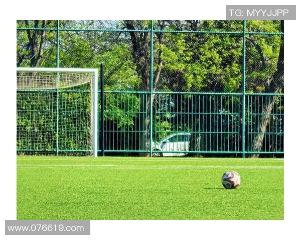足球巨星告别绿茵场泪洒赛场瞬间回顾情感交织的退役时刻